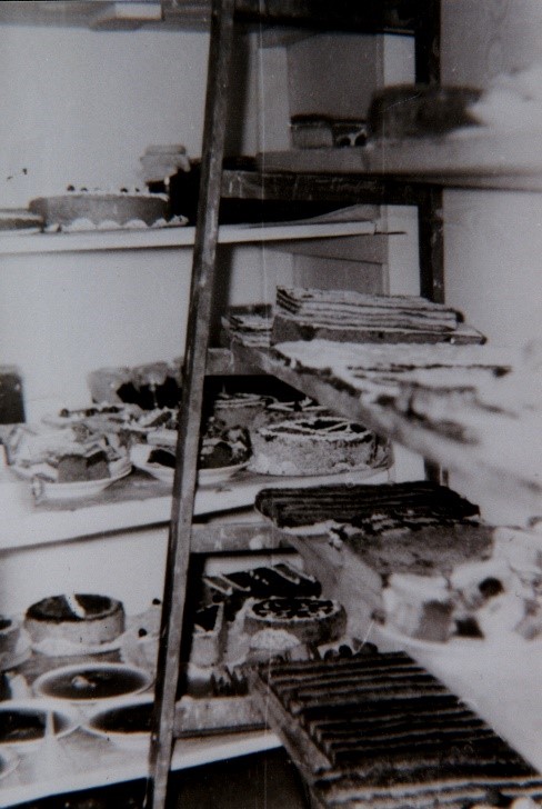 Sütemények tárolása a lakodalom előtt – Göcseji Múzeum, Zalaegerszeg