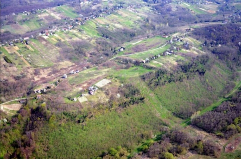 Légi felvétel a Zalaszentiván-Kisfaludi-hegy lelőhelyről (fotó: Czajlik Zoltán (ELTE BTK Régészettudományi Intézet) 2010. április 9.)