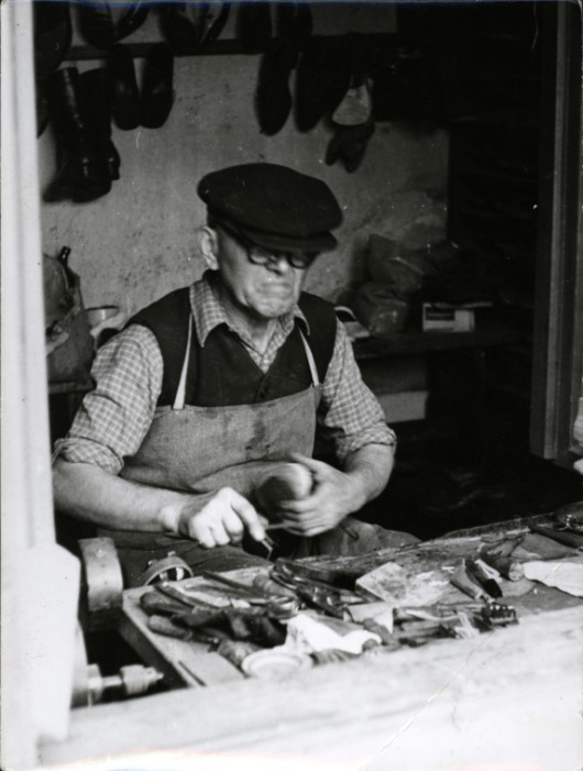 Cipész,Németh Károly cipészmester munka közben (GM fotó)