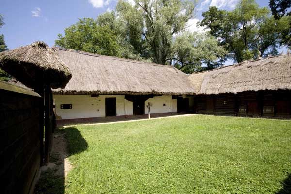 Csödei kerített ház udvara (Göcseji Falumúzeum)