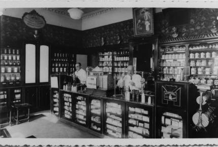 Kaszter Sándor gyógyszertárának belseje, 1930-as évek