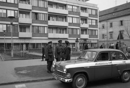 Zalaegerszeg Hamburger Jenő tér, 1966. Rendőrök a Pontház előtt.