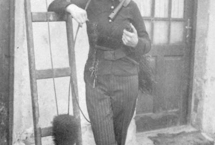 Mendly Erzsébet szilveszterkor felöltözött bátyja, Mendly István ruhájába, 1935 körül
