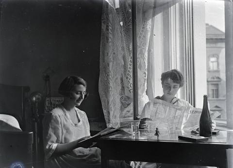 Morandini Mária és testvére, Jolanda Schlemmer József felvételén
