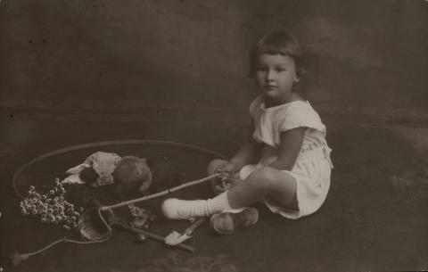 Kisleány játékokkal Vajda Dóri fényképész felvételén 1930 körül