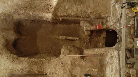 Dénes sírhely és az üres Pintár-féle kripta régi lejárata