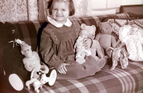 Erika boldog mosolya a játékok között 1958-ban