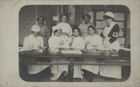 Önkéntes vöröskeresztes nővérek az első világháború idején, 1916
