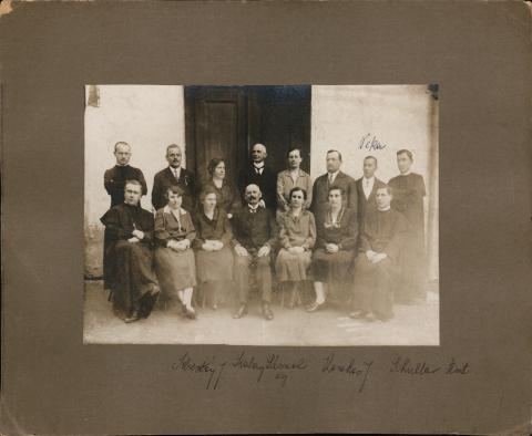 Ez a fotó 1930 körül készült a zalaegerszegi Központi Állami Elemi Iskola tantestületéről.