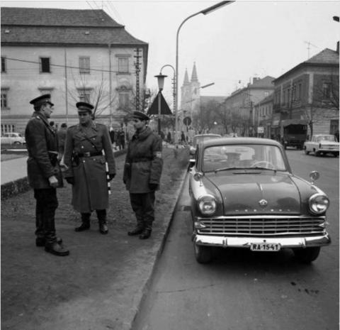 Zalaegerszeg Hamburger Jenő tér, 1966. Rendőrök Pontház előtt.