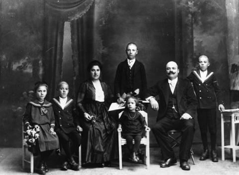 Illés Elek feleségével, Kéner Katalinnal, és öt gyermekével Saly Viktor műtermében, 1918
