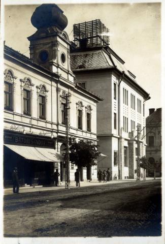 A régi és az 1924-ben épült új posta Serényi Árpád 1928-ban albumba ragasztott felvételén  