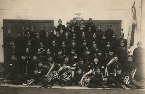 A zalaegerszegi hivatásos és önkéntes tűzoltók csoportképe az 1920-as években