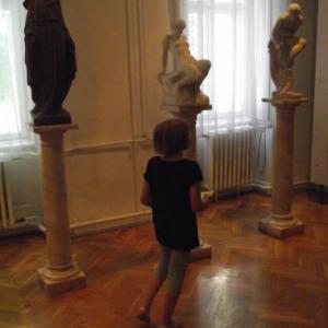 A művészetterapeuta és a Kisfaludi szobrok „múzeumi találkozása”