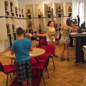 A művészetterapeuta és a Kisfaludi szobrok „múzeumi találkozása”