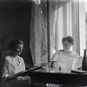 Morandini Mária és testvére, Jolanda Schlemmer József felvételén