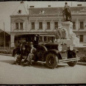 Autómobil a Csány szobornál, háttérben a Csendőrlaktanya,1932