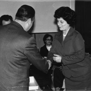 Beleki Ilona az „Igazságügy kiváló dolgozója” elismerést veszi át a Nemzetközi Nőnap alkalmából, 1977