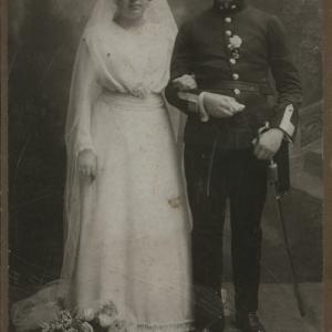 5. Horváth Magdolna és Mándli Sándor vasúti tisztviselő esküvői fényképe, 1918 körül