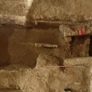 Dénes sírhely és az üres Pintár-féle kripta régi lejárata