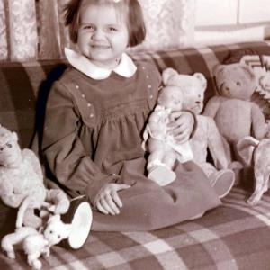 Erika boldog mosolya a játékok között 1958-ban
