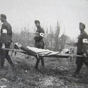 Vöröskeresztes katonák hordágyon visznek egy sebesültet a második világháború idején