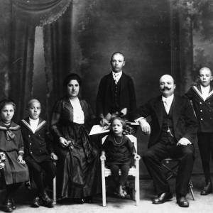Illés Elek feleségével, Kéner Katalinnal és öt gyermekével Saly Viktor műtermében, 1918