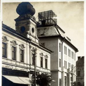 A régi és az 1924-ben épült új posta Serényi Árpád 1928-ban albumba ragasztott felvételén  