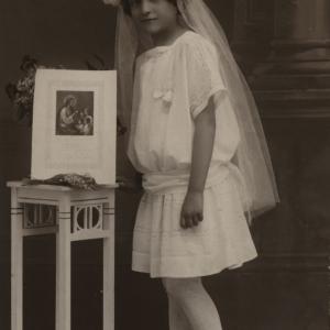 Elsőáldozó kislány egy csokor gyöngyvirággal (Zalaegerszeg, 1924)