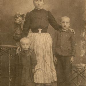 Anya gyermekeivel polgári viseletben, Göcseji Múzeum TOD_1980.3.58.2.