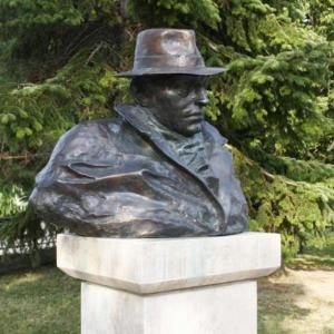 Ady Endre, Zalaegerszeg, 2001, bronz, kő, 58 cm