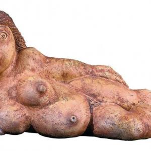 Fekvő nő, 1999, agyagmázas samott, 38x88 cm