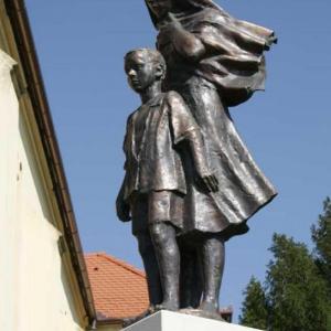 Hazavárunk, Zalaszentiván, 2003, bronz, kő, 162 cm