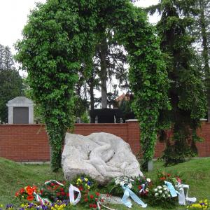II. világháborús emlékmű, 1990, mészkő, 300 cm, Zalaegerszeg