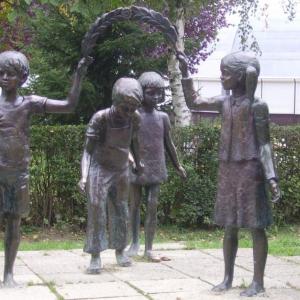 Játszó gyerekek, Kaposvár, 1983, bronz