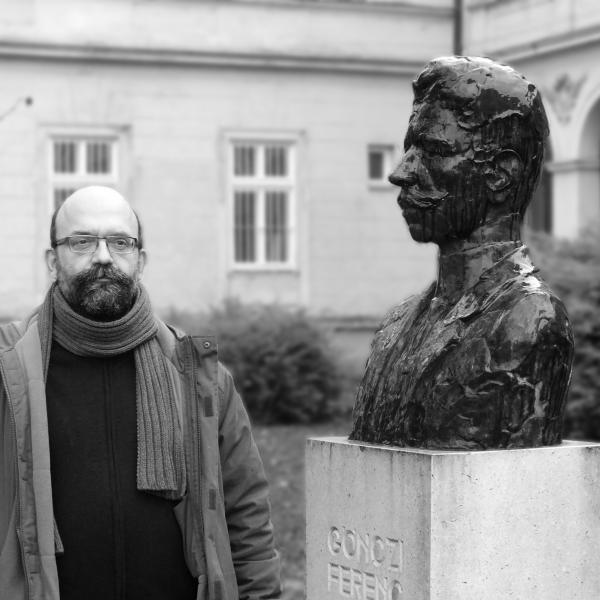 Varju András fémrestaurátor, Göcseji Falumúzeum vezetője az általa restaurált Gönczi Ferenc szobor mellett