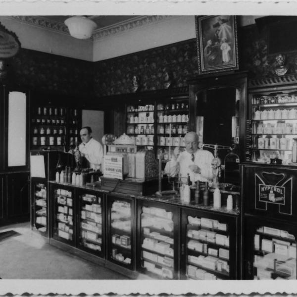 Kaszter Sándor gyógyszertárának belseje, 1930-as évek