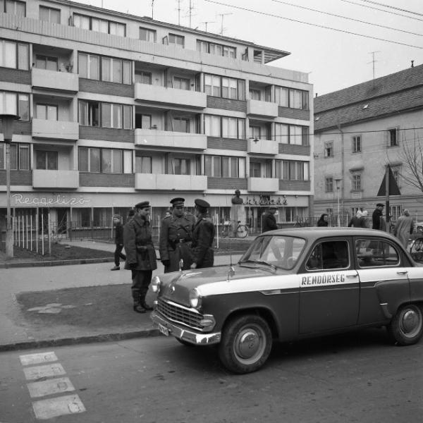 Zalaegerszeg Hamburger Jenő tér, 1966. Rendőrök a Pontház előtt.
