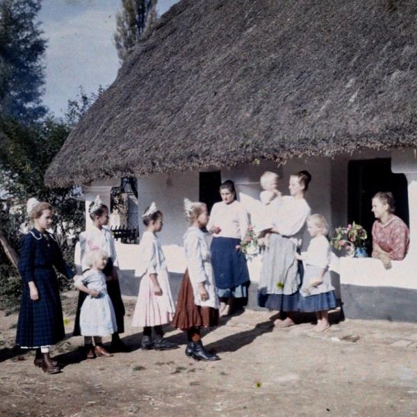 Pünkösdi királynéjárók 1926-ban Horvátkúton (Somogy megye). Fotó: Néprajzi Múzeum