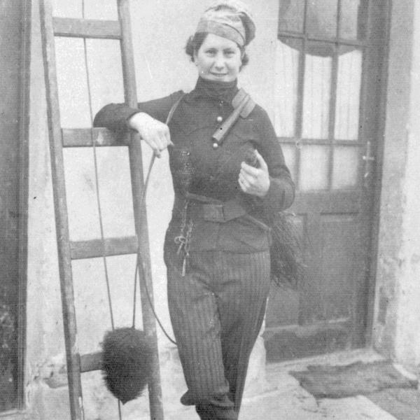 Mendly Erzsébet szilveszterkor felöltözött bátyja, Mendly István ruhájába, 1935 körül