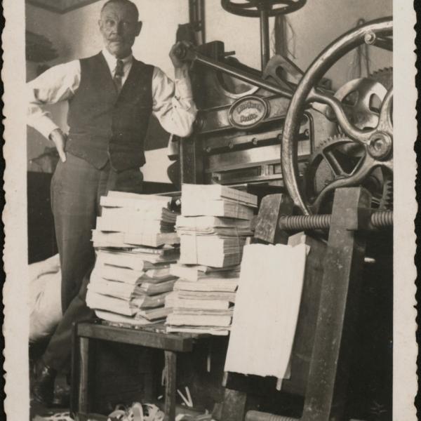 Ifj. Juhász József pózol vágógépe mellett, könyvkötő műhelyében 1930 körül