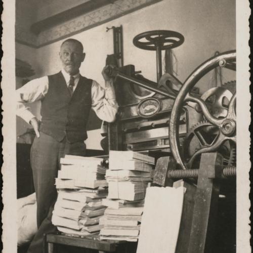 Ifj. Juhász József pózol vágógépe mellett, könyvkötő műhelyében 1930 körül